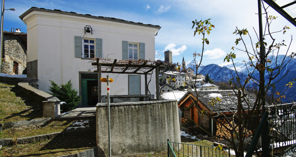 L'ostello è perfettamente incastonato nel villaggio di Santa Maria in Calanca.