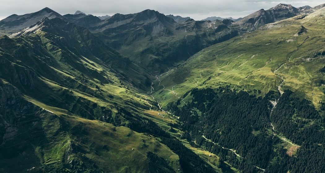 Peiltal mit Valserberg in der oberen Bildmitte