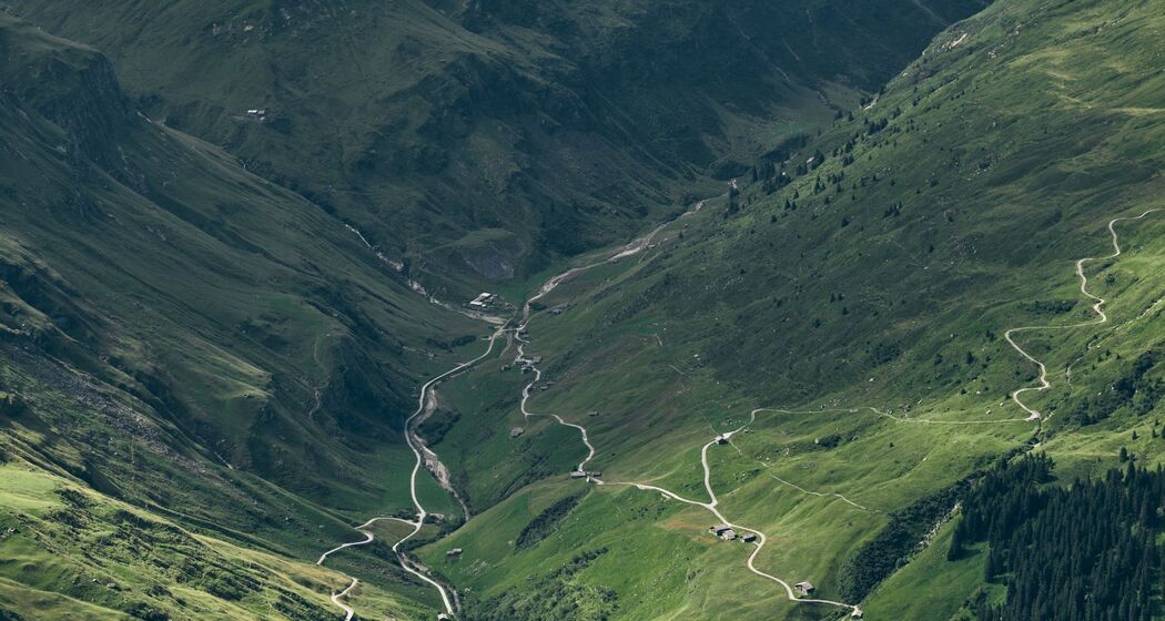 Inder Peil mit Alp Wallatsch oben links