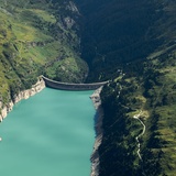 Diga di Zervreila con Frunt in alto a sinistra