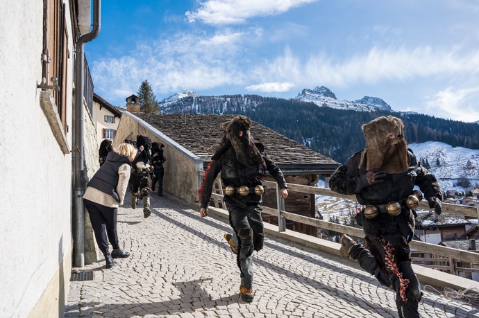 Pschuuri Splügen - As soon as the church bell rings, the "Maschgärä" run off and spread throughout the village