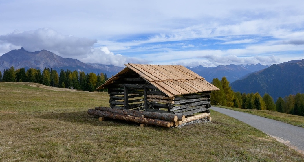 «Tgamons» – Historische Heuhütten im Parc Ela
