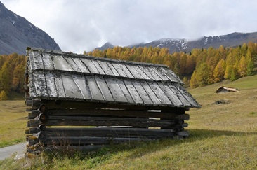 «Tgamons» – Historische Heuhütten im Parc Ela