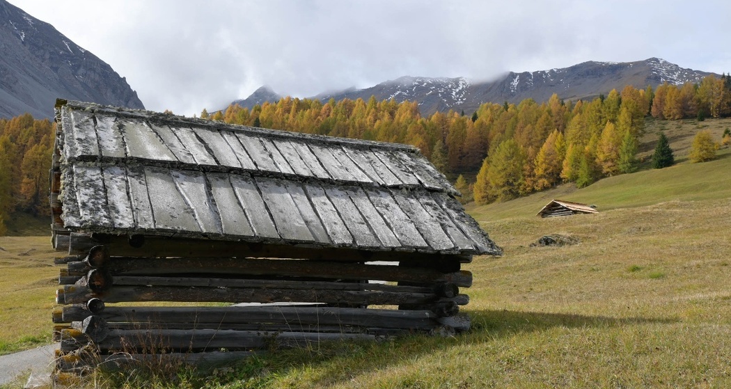 «Tgamons» – Historische Heuhütten im Parc Ela