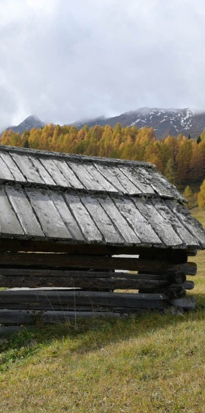 «Tgamons» – Historische Heuhütten im Parc Ela