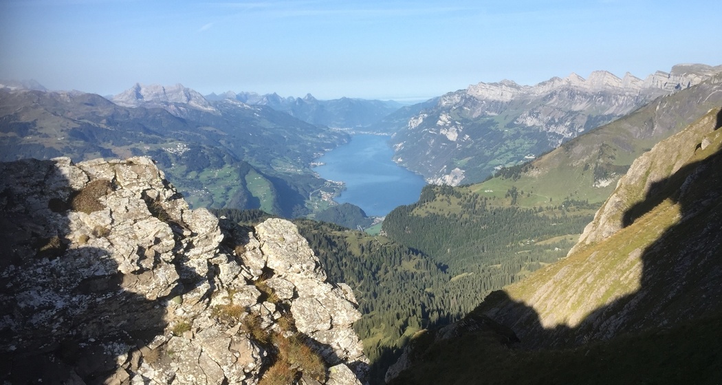 Je höher man steigt, desto eindrücklicher der Blick zum Walensee.