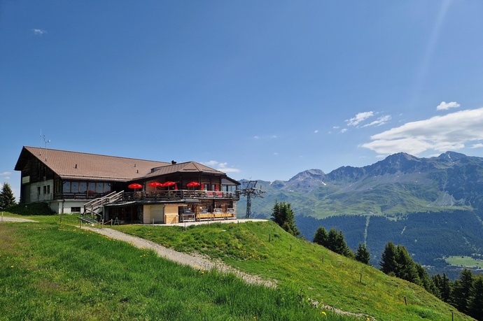 Alp Nova im Sommer von aussen