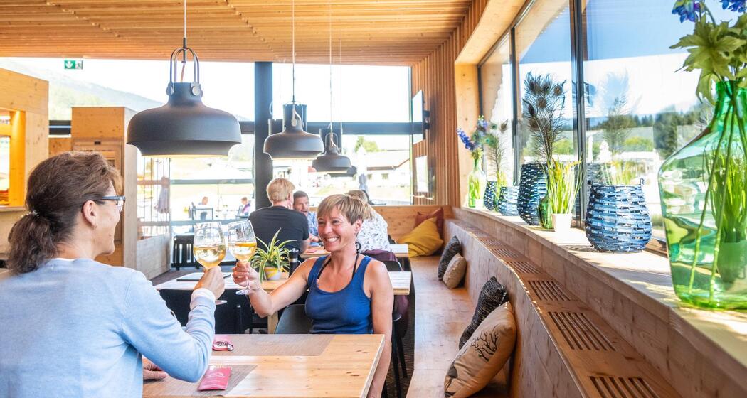 Anstossen im Restaurnat Portal