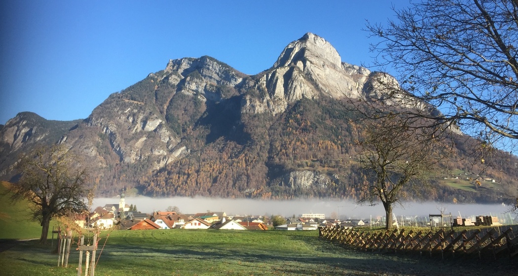 Mächtig steht der Gonzen über dem mit Bodennebel verschleiertem Dorf Mels