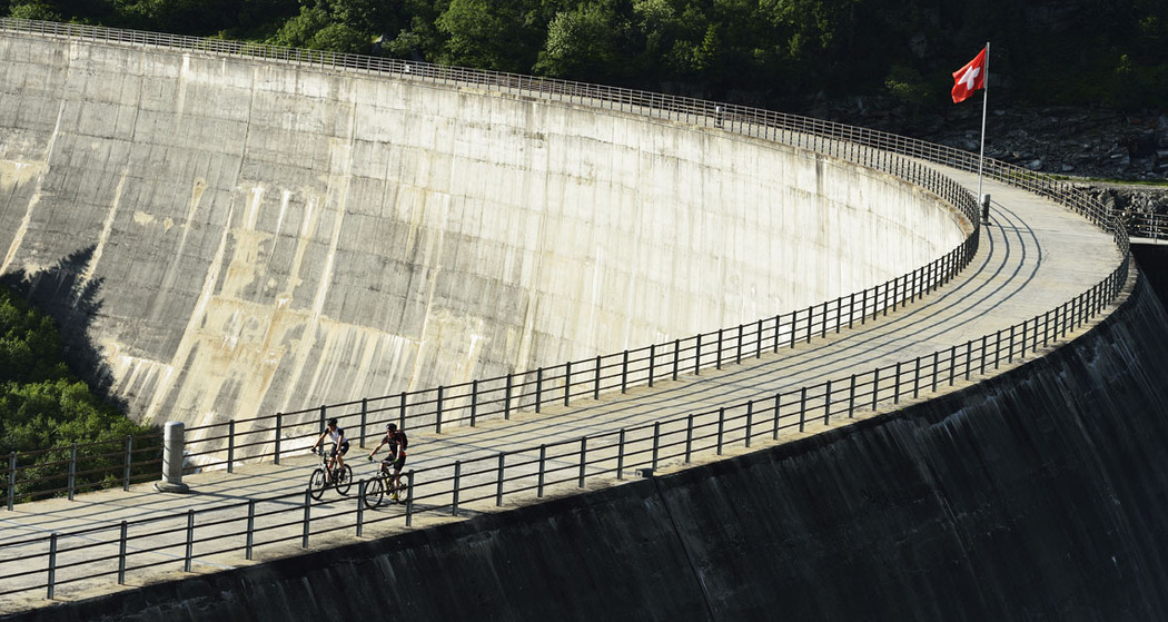 Bogenstaumauer des Zerfreilasees