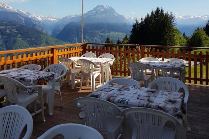 Il terrazzo che si affaccia sulla val Mesolcina gode di un panorama stupendo.