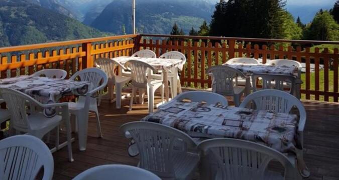 Il terrazzo che si affaccia sulla val Mesolcina gode di un panorama stupendo.