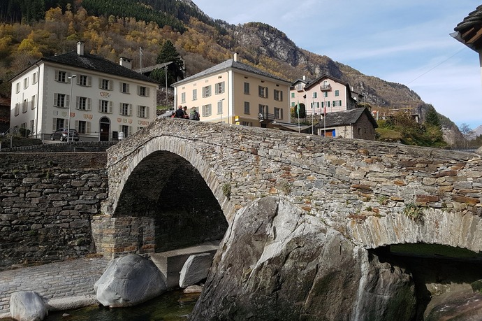 Das Restaurant dominiert die Hauptstraße von Arvigo.
