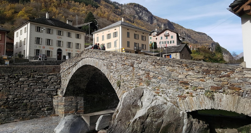 Das Restaurant dominiert die Hauptstraße von Arvigo.