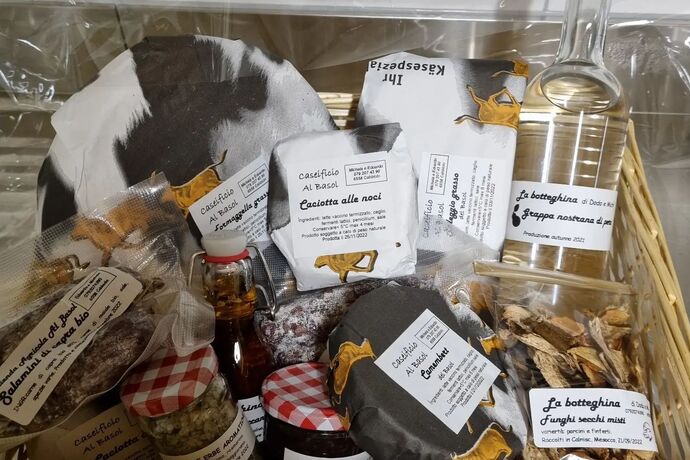 Un cestone di prodotti provenienti dall'azienda.