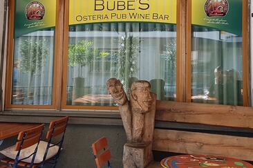 La facciata del Bube's Pub con una delle opere d'arte che ne caratterizzano il portico.