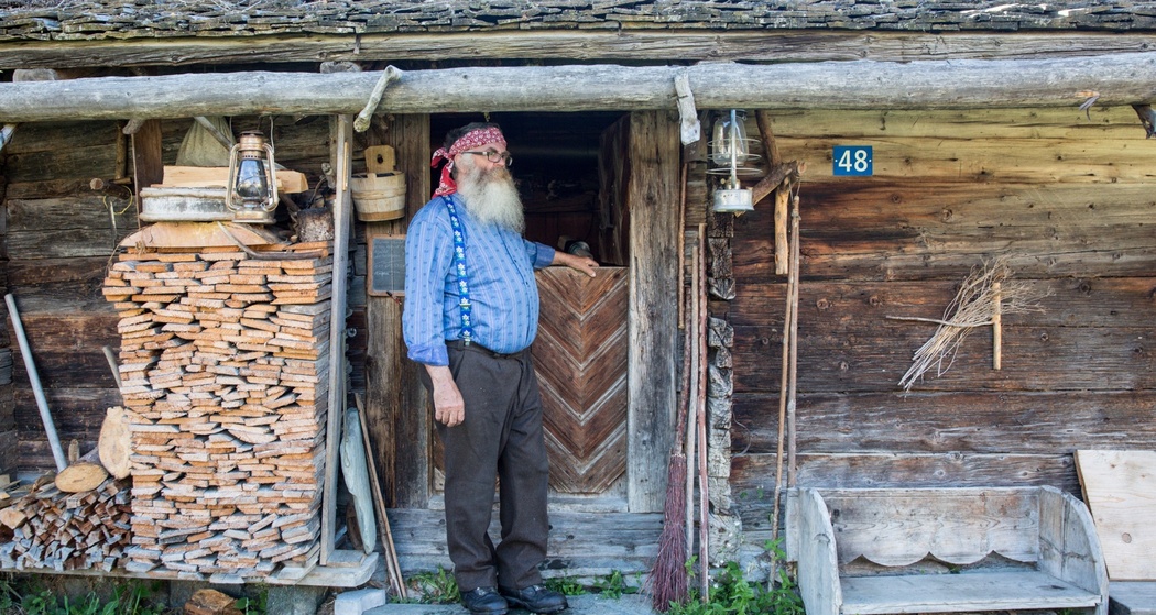Aufnahme von Julian Cathomas vor der Tegia Rasuz.