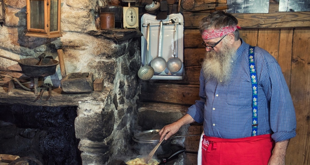 Julian Cathomas am kochen in der Tegia Rasuz.