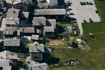 Spielplatz von oben mit Bidem Parkplatz
