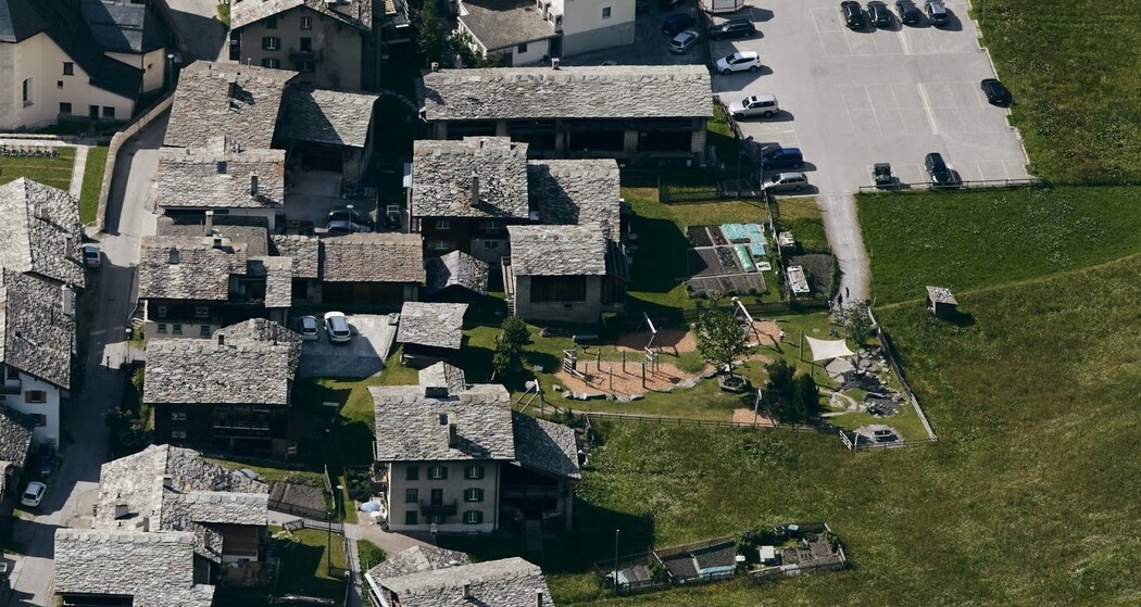 Spielplatz von oben mit Bidem Parkplatz