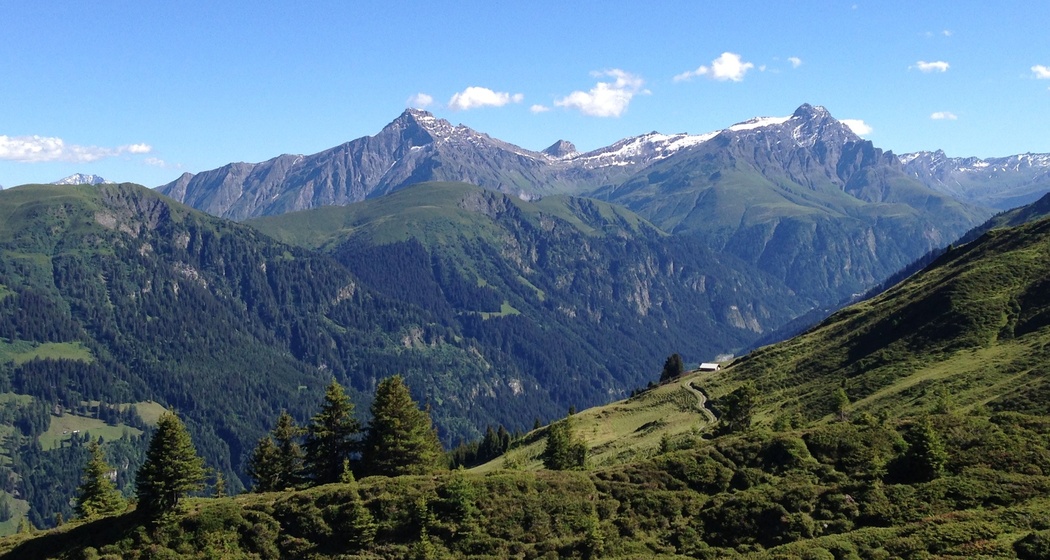 Blick zum Piz Beverin vom Tenner Chrüz