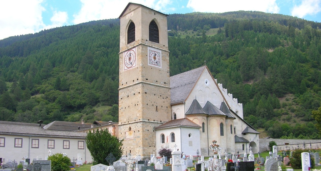 Kirche und Friedhof am Benediktinerinnenklosters St. Johann in Müstair.