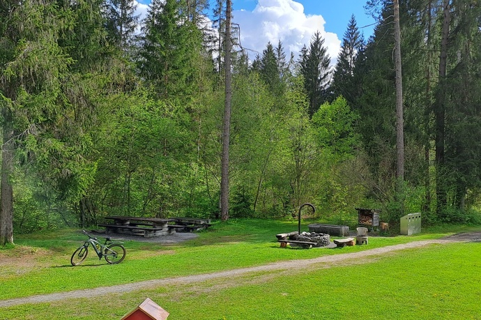 Wasserbrunnen mit Grillstelle