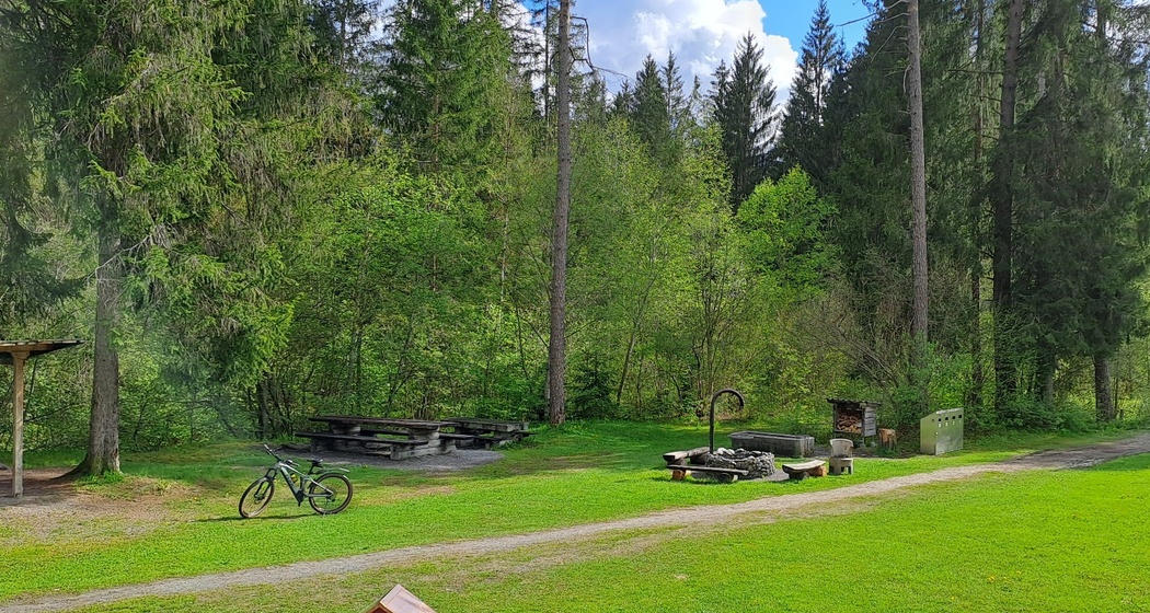 Wasserbrunnen mit Grillstelle