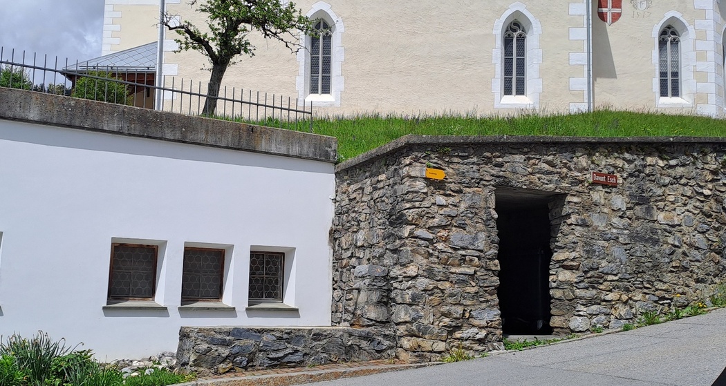 Wasserbrunnen Kirche Sogn Martin Flims Dorf (oua_79181785_image)