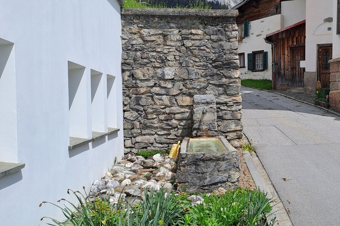 Wasserbrunnen Kirche Sogn Martin Flims Dorf (oua_79181786_image)