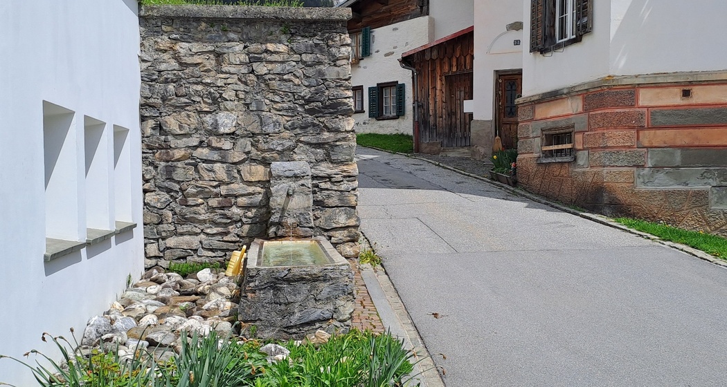 Wasserbrunnen Kirche Sogn Martin Flims Dorf (oua_79181786_image)
