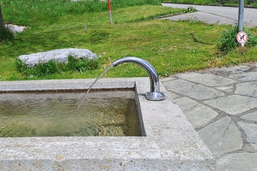 Fontana d'acqua via vitg sura angolo flims dorf (oua_79182170_image)