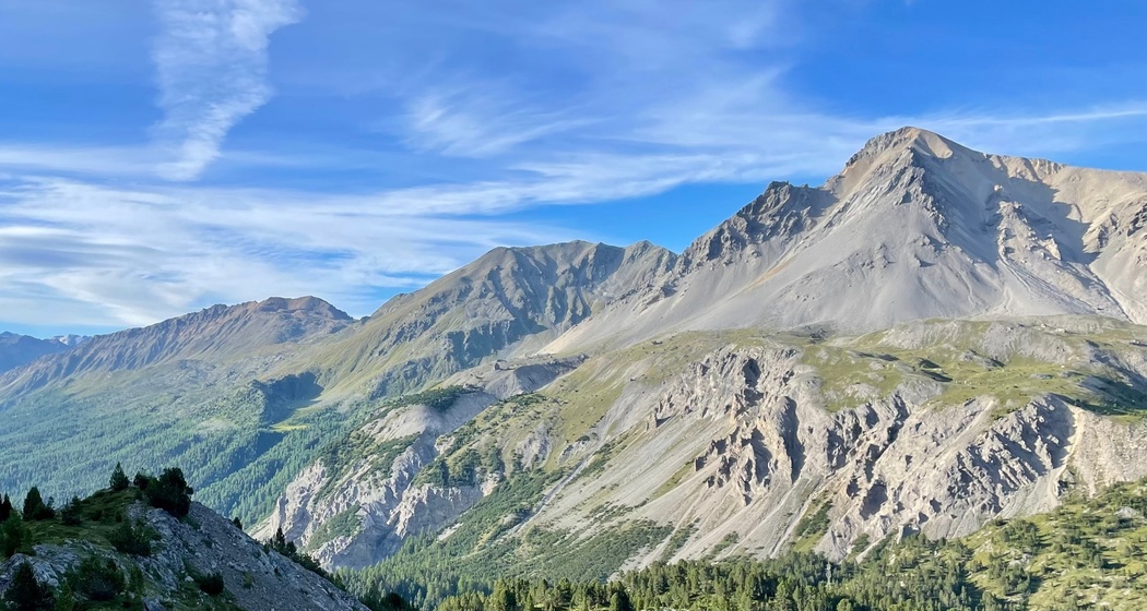 Blick vom Senda Val Müstair in Richtung Val Müstair (v.l. Piz Turettas, Piz Dora, Piz Daint)