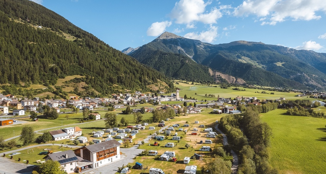 Blick auf den Camping Muglin und das UNESCO Welterbe Kloster St. Johann