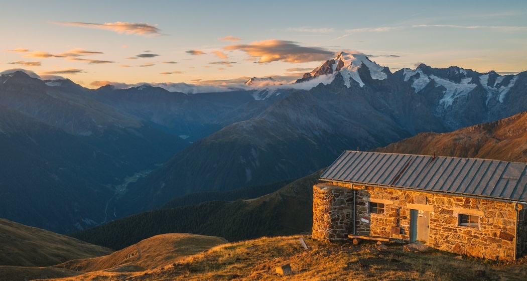 Italienische Schutzhütte auf dem Piz Chavalatsch mit Blick auf den Ortler