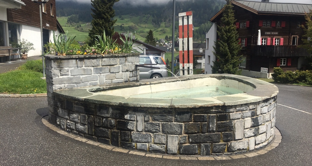 Wasserbrunnen Kaufmannfrauen Flims Waldhaus (oua_79313876_image)