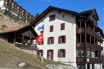 Haus Weisshorn mit Fahnen