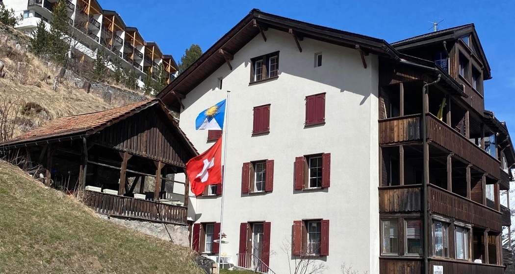 Haus Weisshorn mit Fahnen
