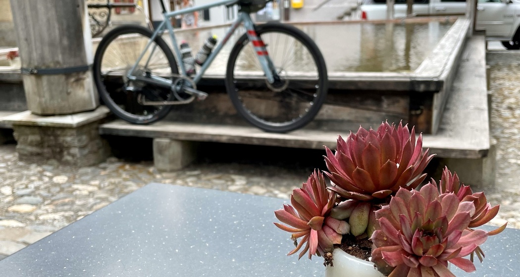 Dorfbunnen von Versam mit Gravelbike