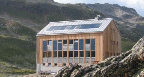 Südfassade der Kesch-Hütte.