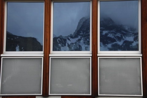 Veduta dettagliata della facciata sud del rifugio Kesch.