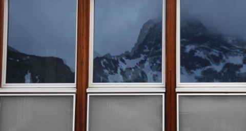 Detailansicht der Südfassade der Kesch-Hütte.