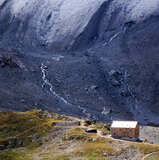 Die Kesch-Hütte des SAC, im Hintergrund der Porchabella-Gletscher.