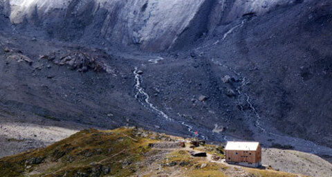 Die Kesch-Hütte des SAC, im Hintergrund der Porchabella-Gletscher.