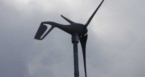 Windrad zur Energeigewinnung für die Kesch-Hütte.