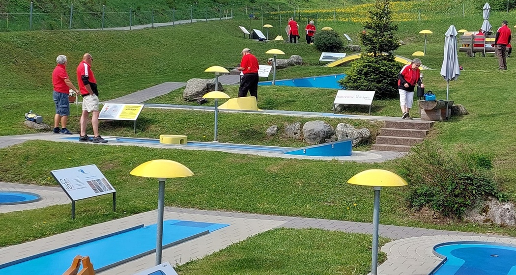 Das Foto zeigt den Verein vom Minigolf Brigels am spielen.