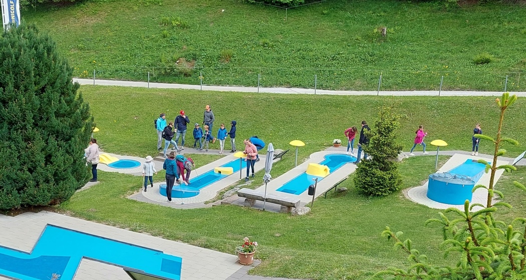 Minigolfanlage mit Familien am spielen