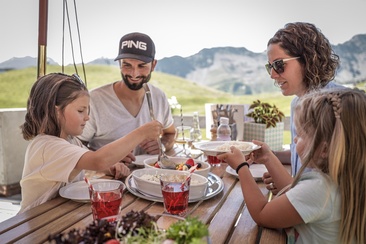 Brüggerstuba Terrasse Sommer