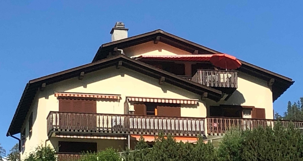 Albula A von der Strasse aus gesehen. Die Wohnung befindet ich im obersten Stockwerk.