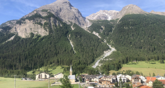 Fantastischer Blick über's Dorf zum Pia Ela.